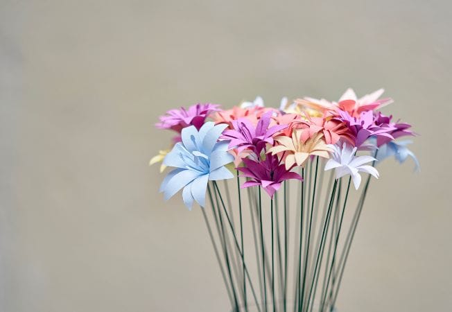 Ramo de flores de papel de colores colocado en un jarrón de cristal, creación de Cartoncita