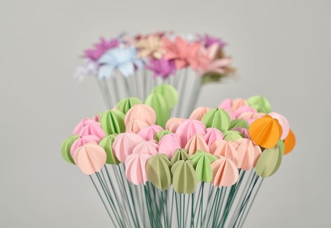 Ramo de flores de papel en tonos pastel diseñado por Cartoncita