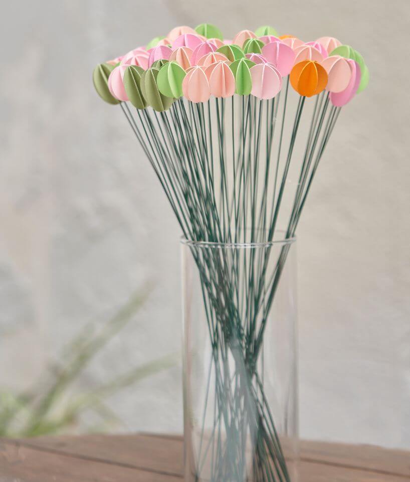 Ramo de flores de papel colocado en jarrón, creación decorativa de Cartoncita