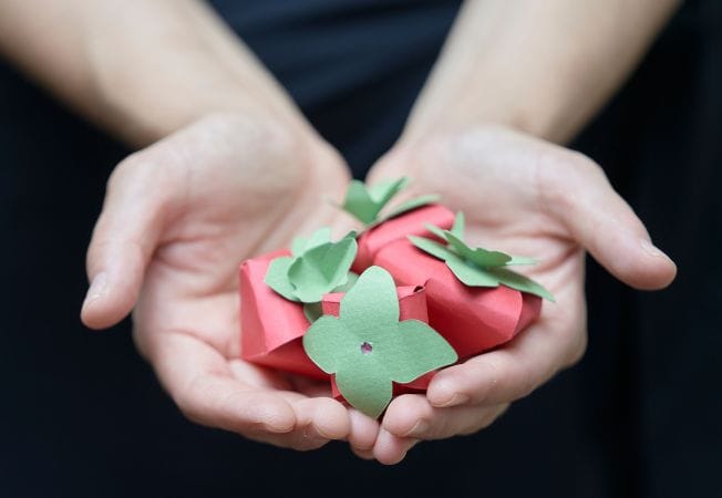 Frutas de papel echas a mano.