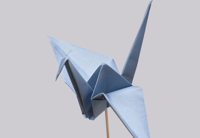 Detalle de grúa de origami en papel azul diseñada por Cartoncita