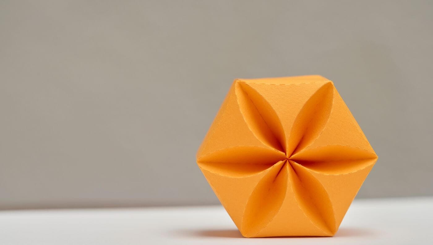 Caja de origami hecha a mano de color naranja, obra de Cartoncita