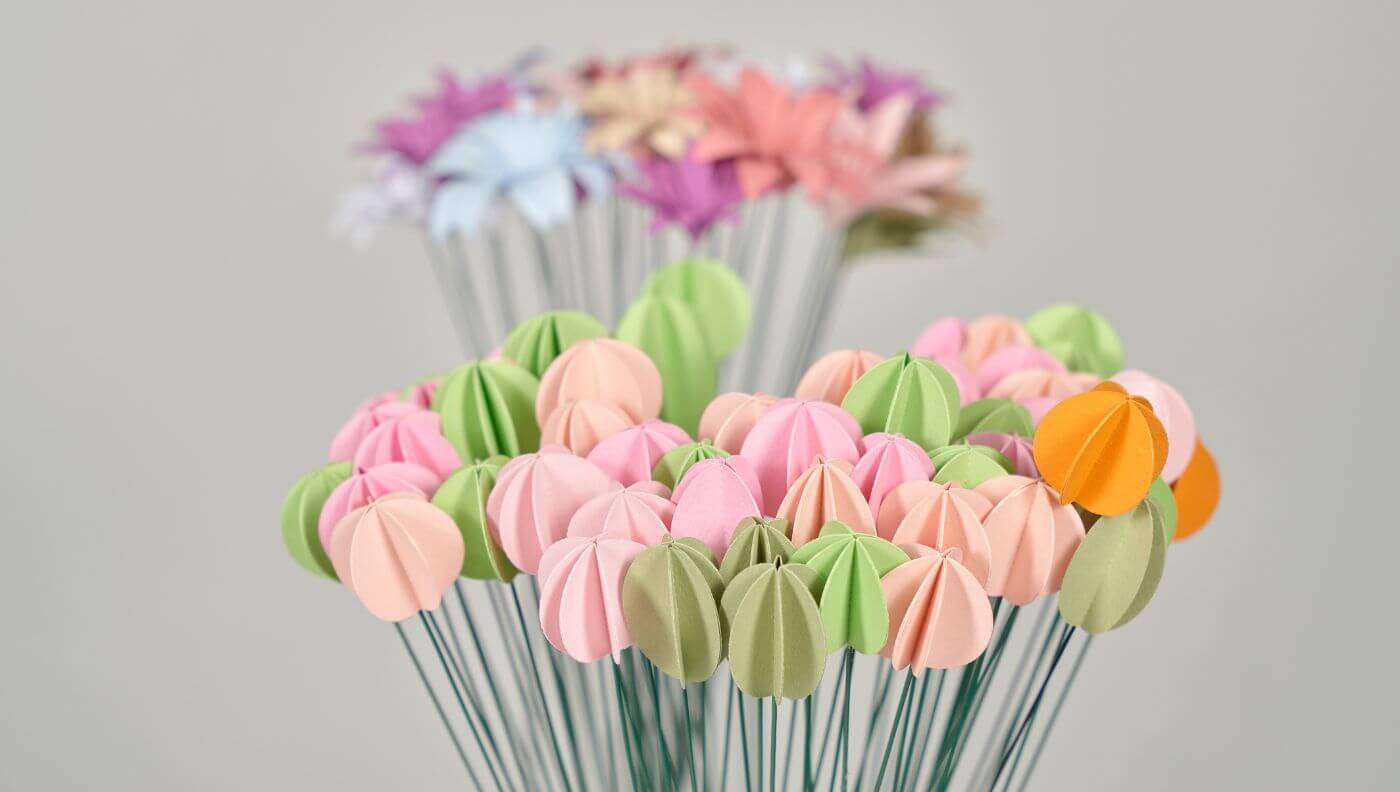 Ramo de flores de papel en tonos pastel diseñado por Cartoncita